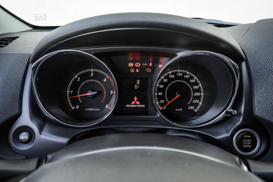 Панель приборов Mitsubishi ASX 2016 года  (фото 22 из 50)